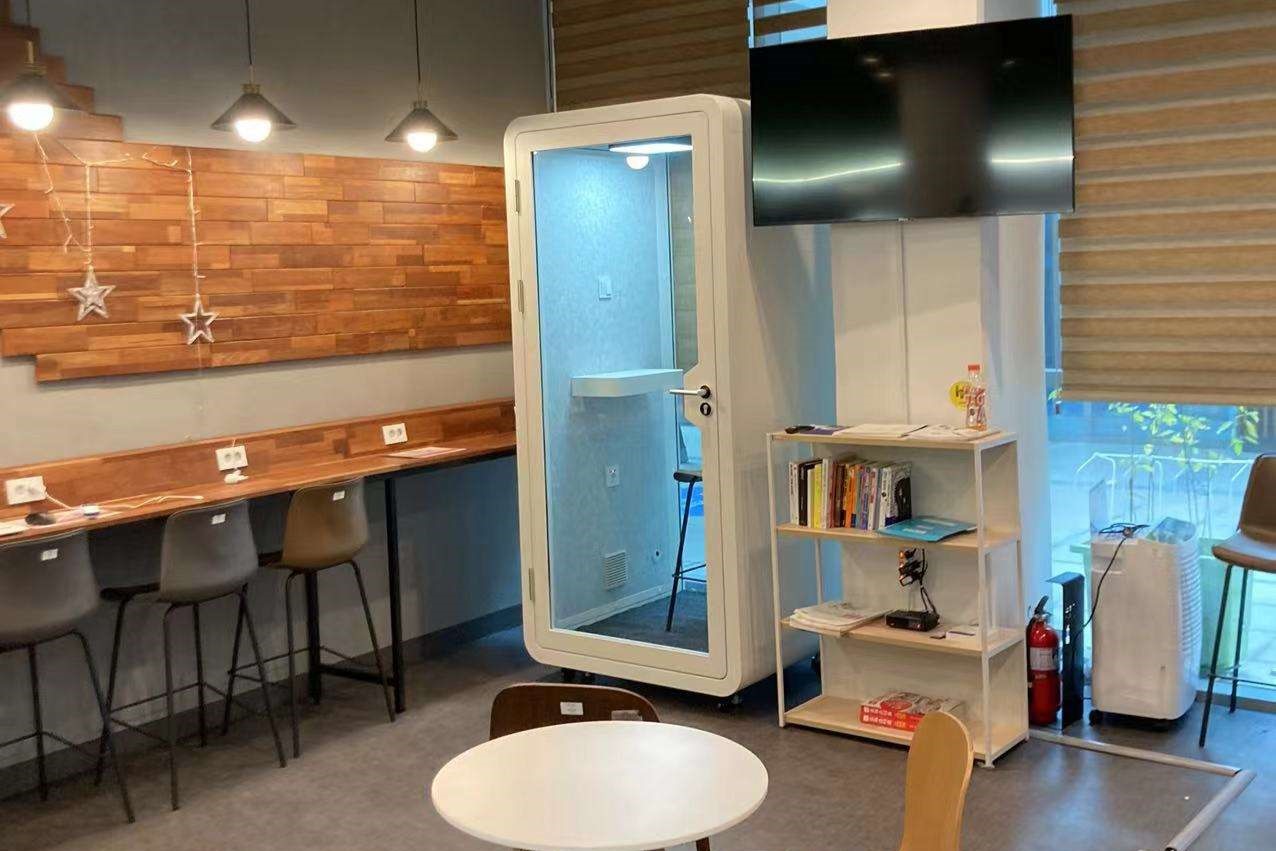 Booth cách âm di động cá nhân Co-Working Space QB BLF-15 đặt tại văn phòng mở